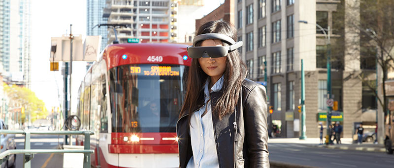 Femme utilisant l'eSight pour prendre les transports en commun