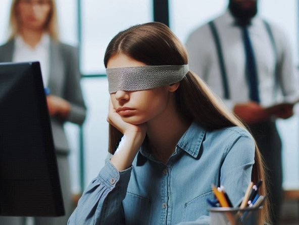 Jeune femme aveugle devant un ordinateur